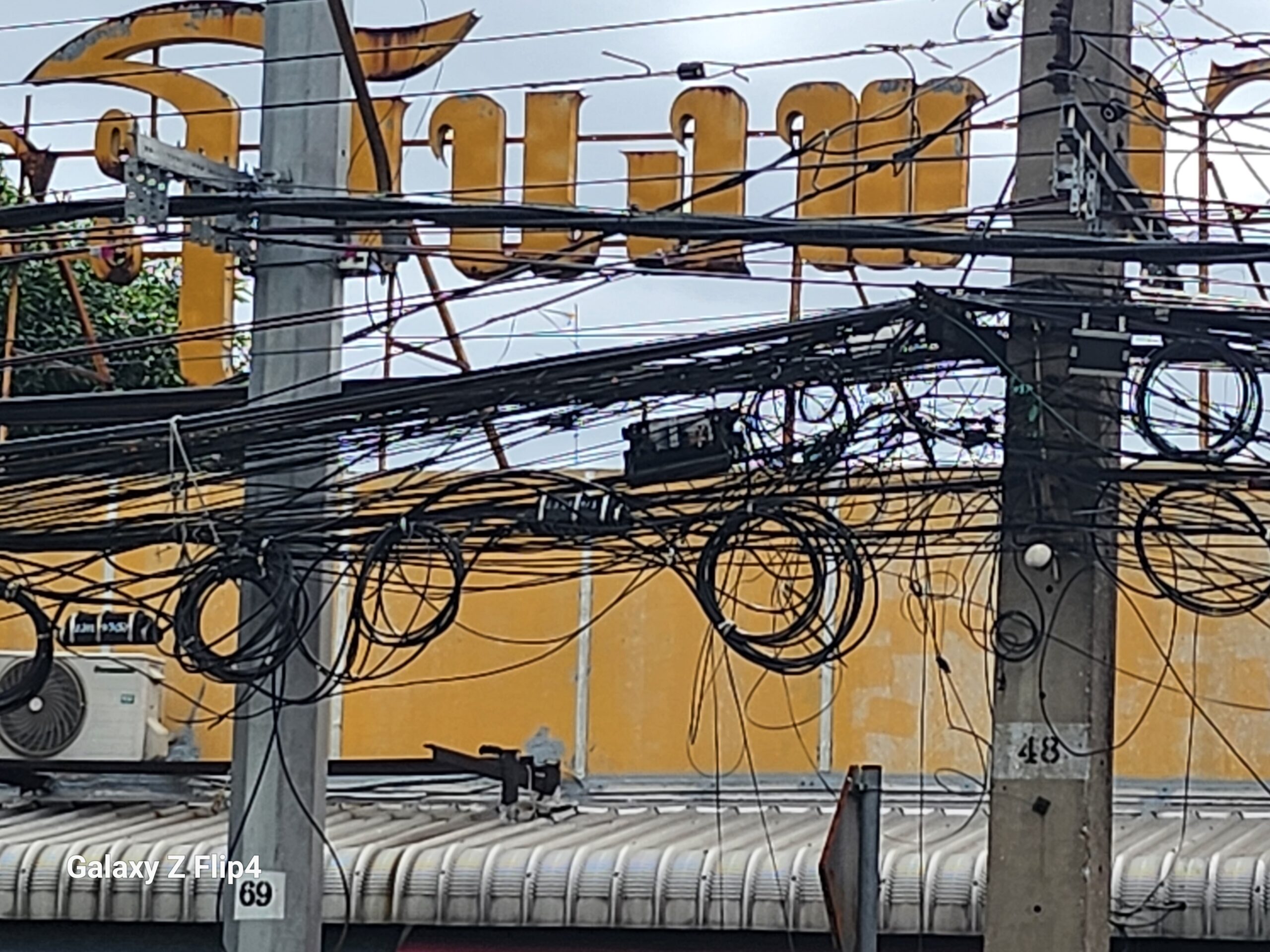 バンコクで電線が気になる。